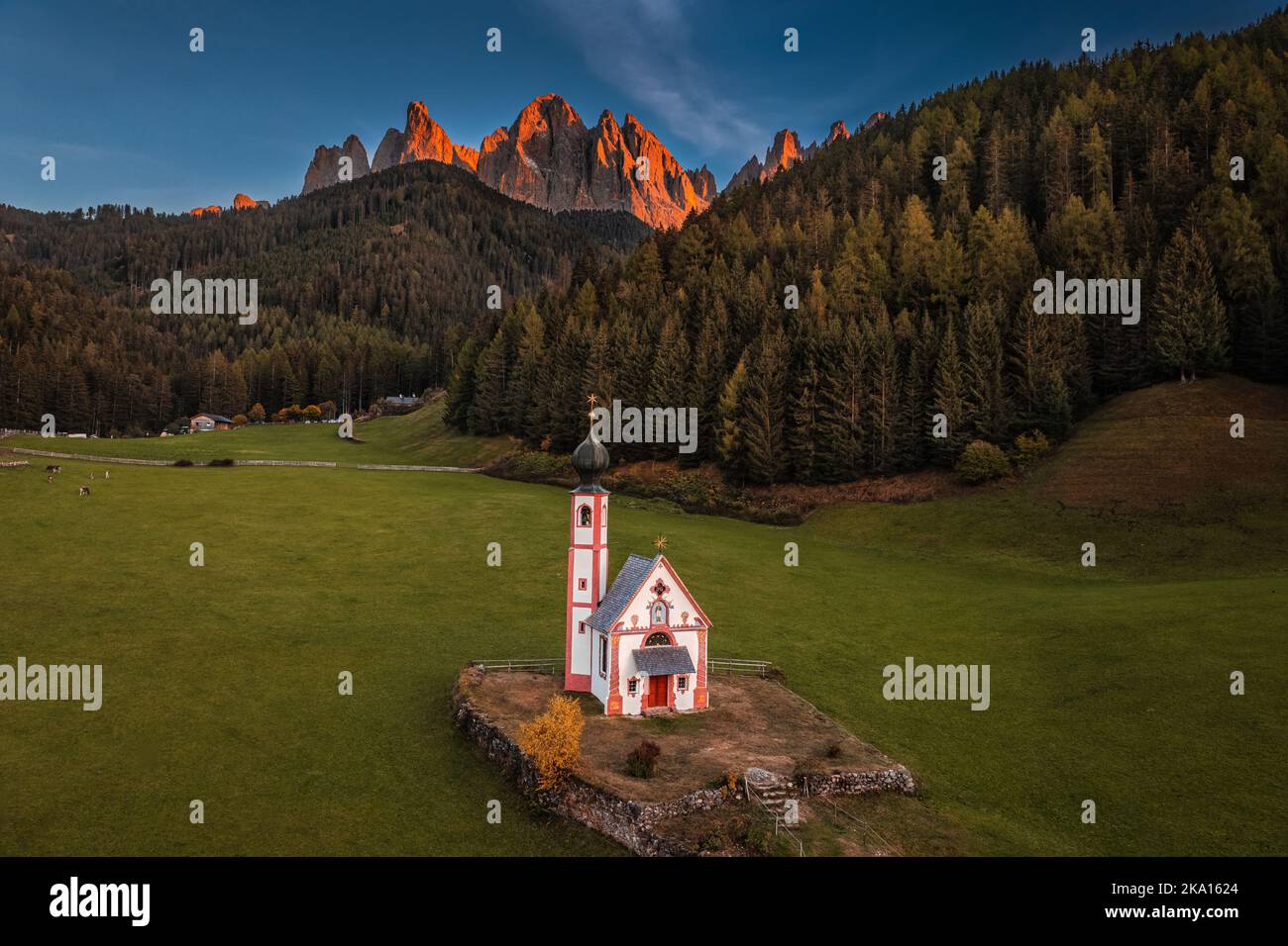 Val di Funes, Dolomiten, Italien - Luftaufnahme der schönen St. Johann Kirche (Chiesetta di San Giovanni in Ranui) in Südtirol mit dem italienischen D Stockfoto