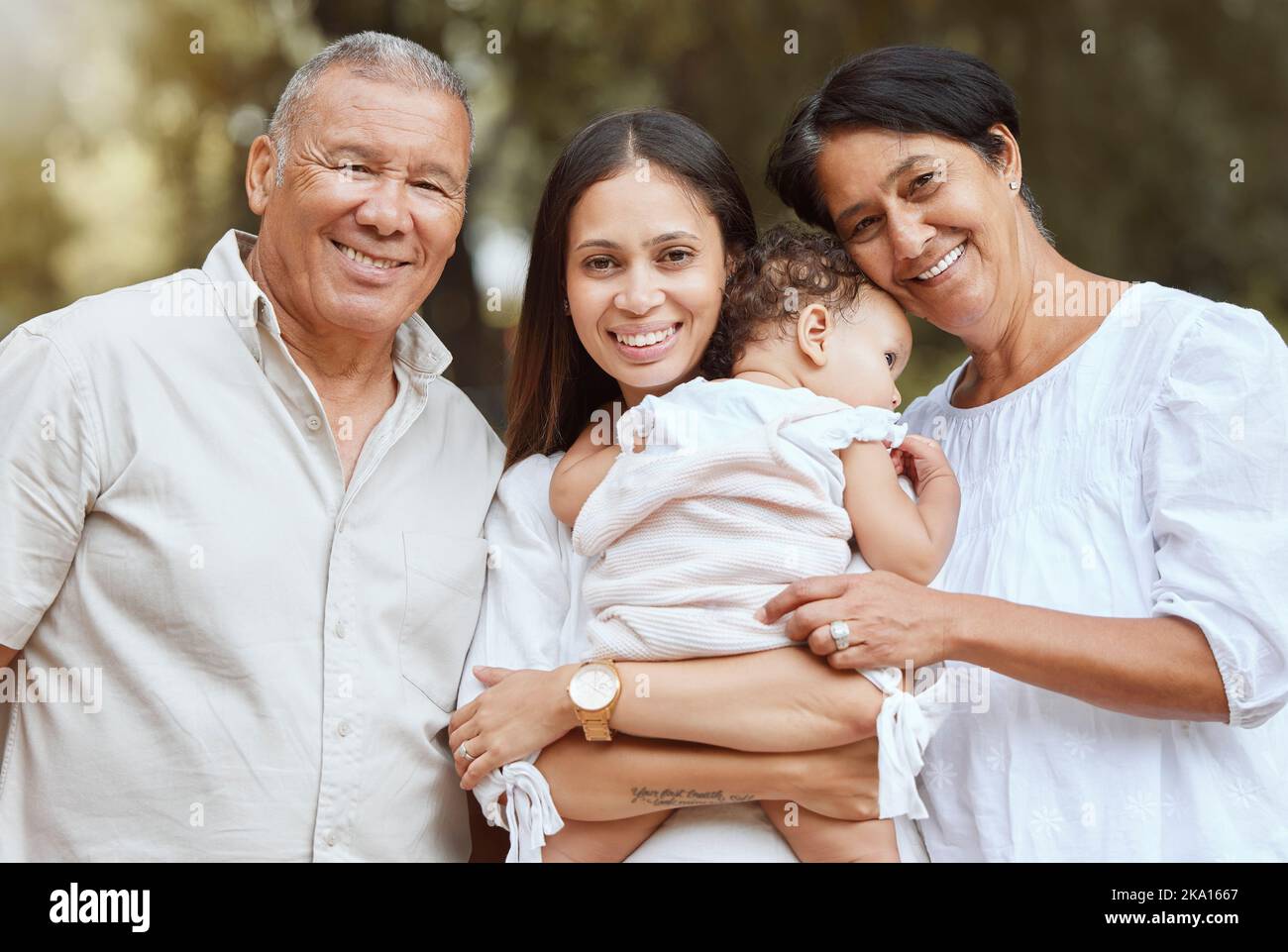 Familienportrait, glückliche Großeltern und neugeborene Mutter mit einem Lächeln, Glück und Stolz. Schwarze Familie im Freien, Kleinkind mit Mama Stockfoto