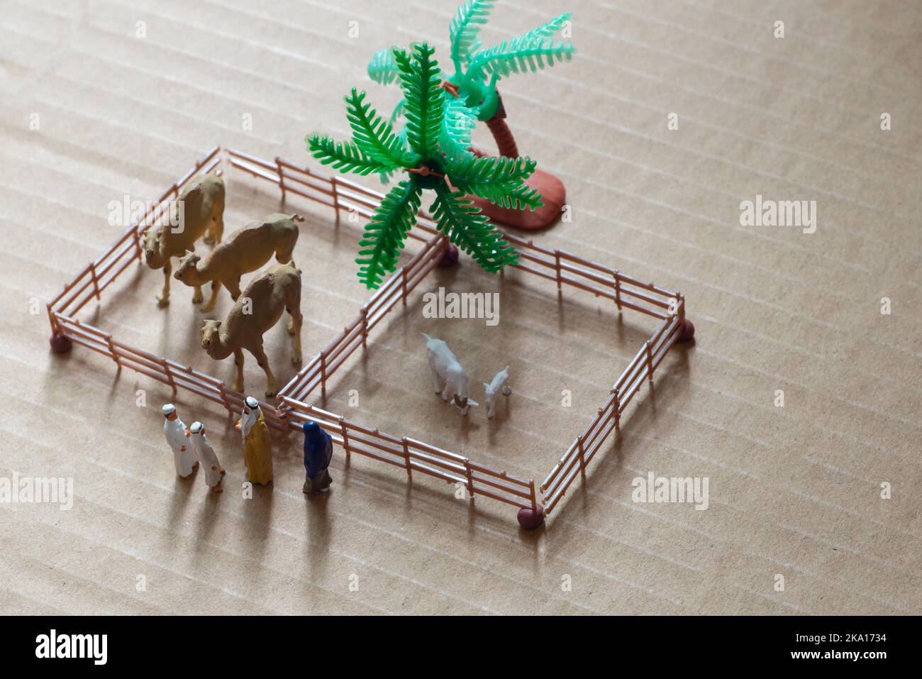 Miniaturspielzeug Araber Mann und Frau in Abaya kauft Kamel und Schafe von einem Kind auf einem Bauernhof-Konzept. Stockfoto