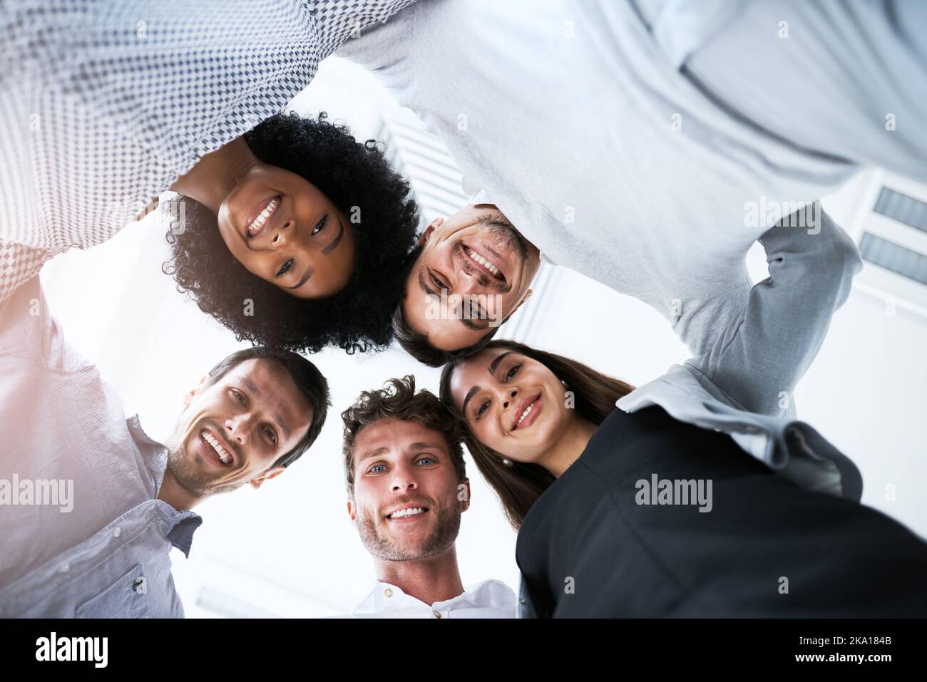 Wir würden unseren Namen Erfolg bringen. Porträt einer Gruppe von Geschäftsleuten, die sich in einer Gruppe zusammenschließen. Stockfoto