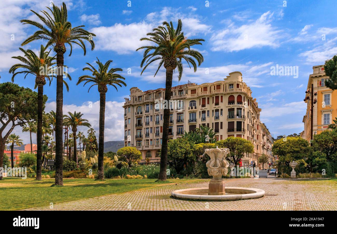 Triton-Brunnen, antike griechische Statue und historisches Denkmal mit mediterranen Hausfassaden vom öffentlichen Garten Jardin Albert 1 aus gesehen, Nizza, Frankreich Stockfoto