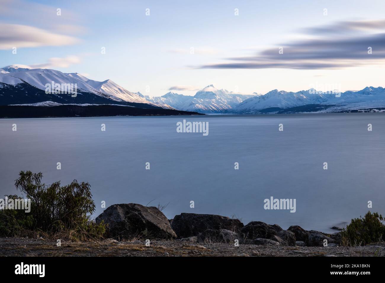 Panoramablick auf den Pukaki-See mit Mt. Cook und den südlichen Alpen in der Ferne, Südinsel. Stockfoto