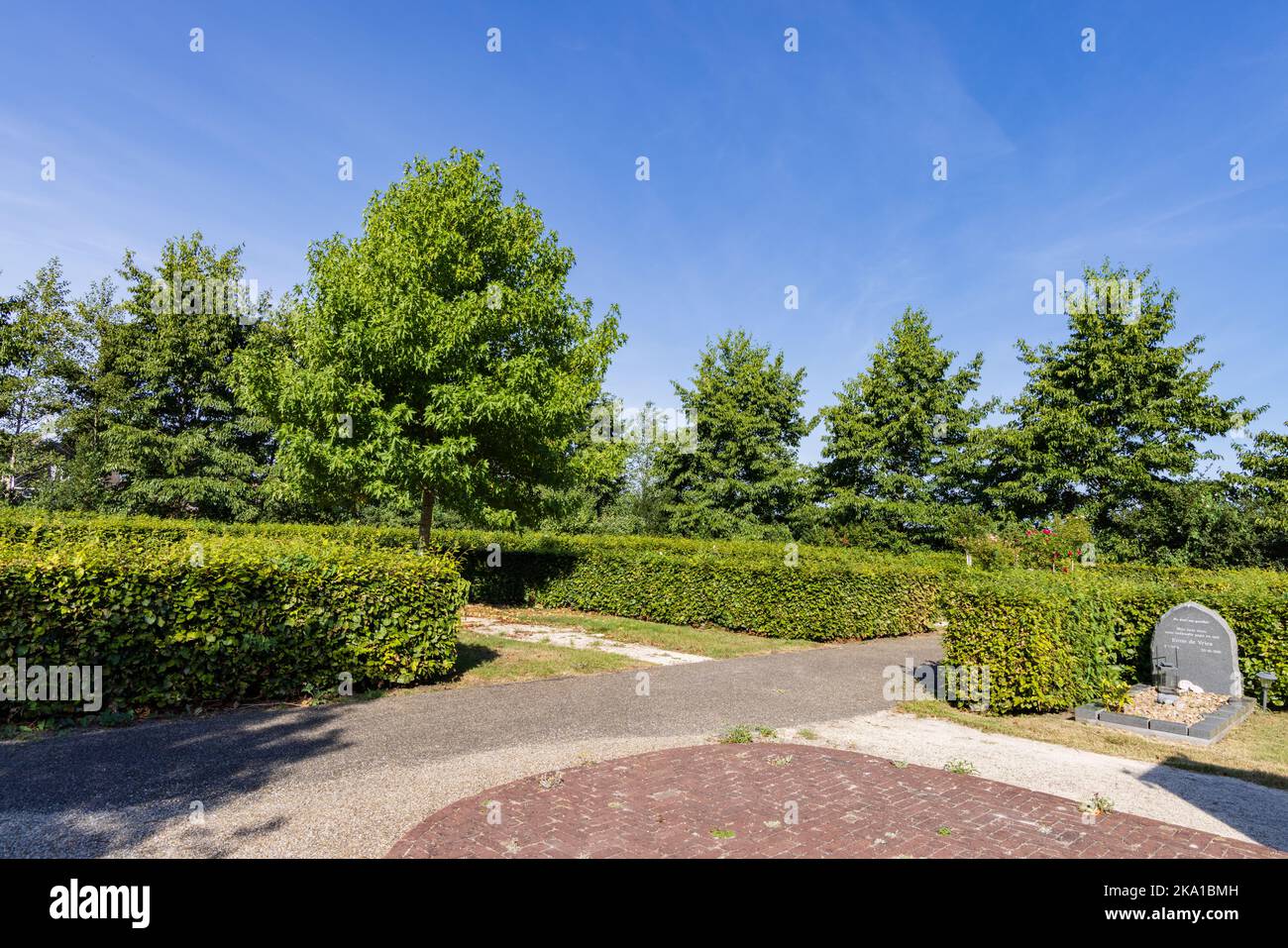 MARUM, Niederlande - 2. September 2022: Buchenhecken und Ahornbäume auf dem Friedhof in Marum in der Gemeinde Westerkwartier in der Provinz Groningen, Niederlande Stockfoto