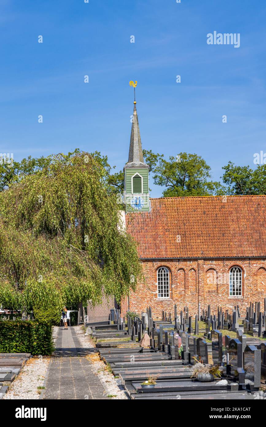Nuis, Niederlande - 2. September 2022: Römisch-gotische Kirche mit Friedhof in Nuis in der Gemeinde Westerkwartier in der Provinz Groningen, Niederlande Stockfoto