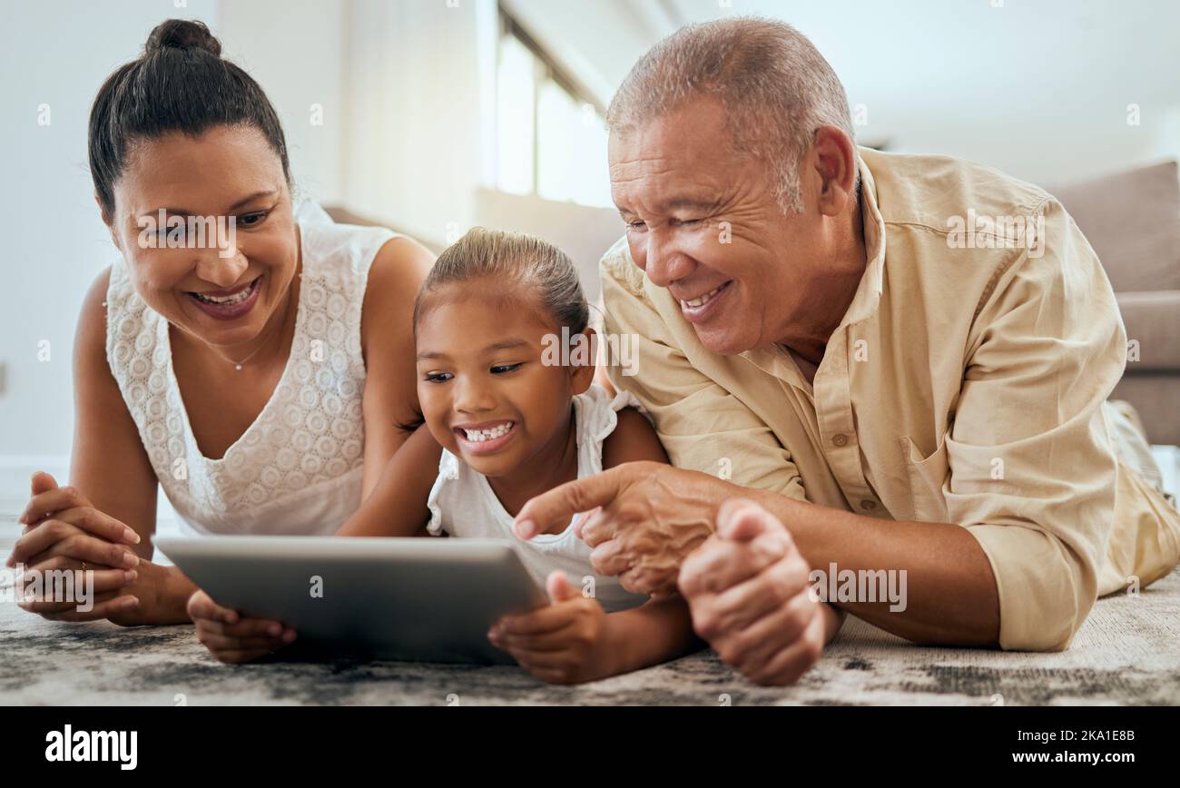 Großeltern, Kinder oder digitale Tablets im Haus oder im Wohnzimmer der Familie auf dem Boden von Filmstreaming, Internetspielen oder Lernen im Bildungswesen. Glücklich Lächeln Stockfoto