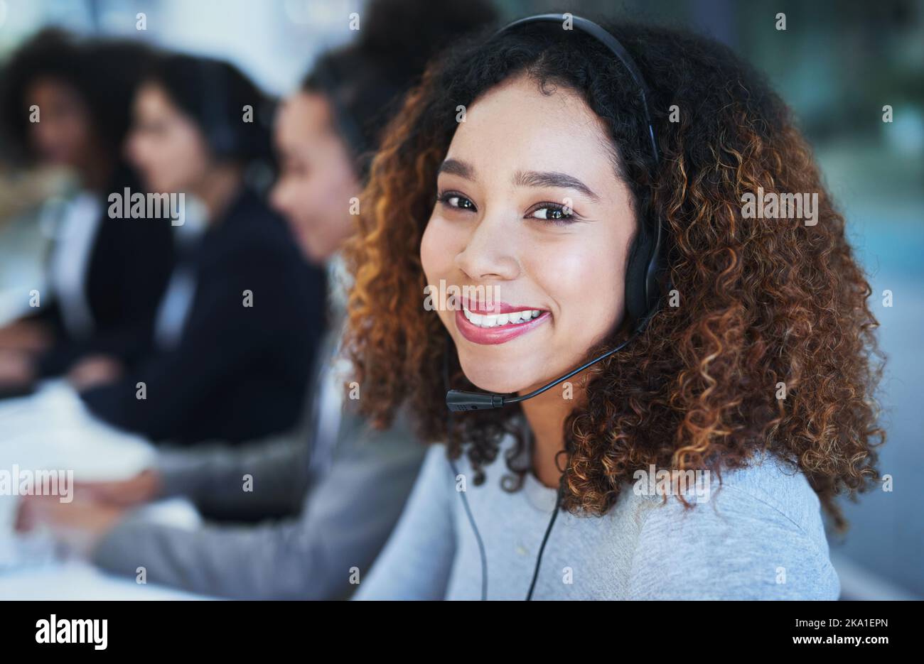 Wir haben alle hilfreichen Ratschläge bekommen, die man braucht. Porträt einer jungen Frau, die in einem Callcenter arbeitet. Stockfoto