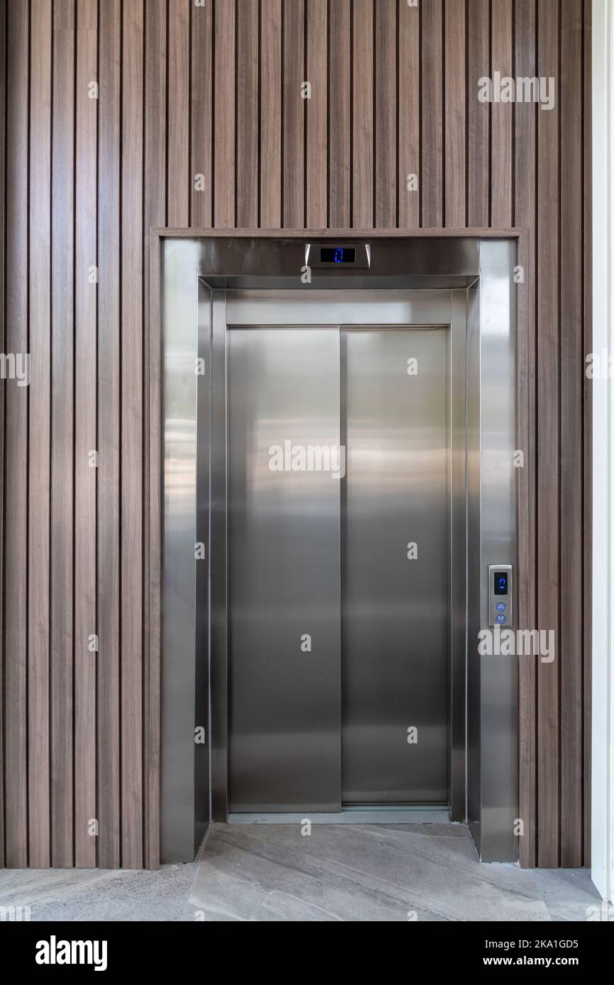 Moderne Aufzugstür im Erdgeschoss des Business Centers Stockfoto