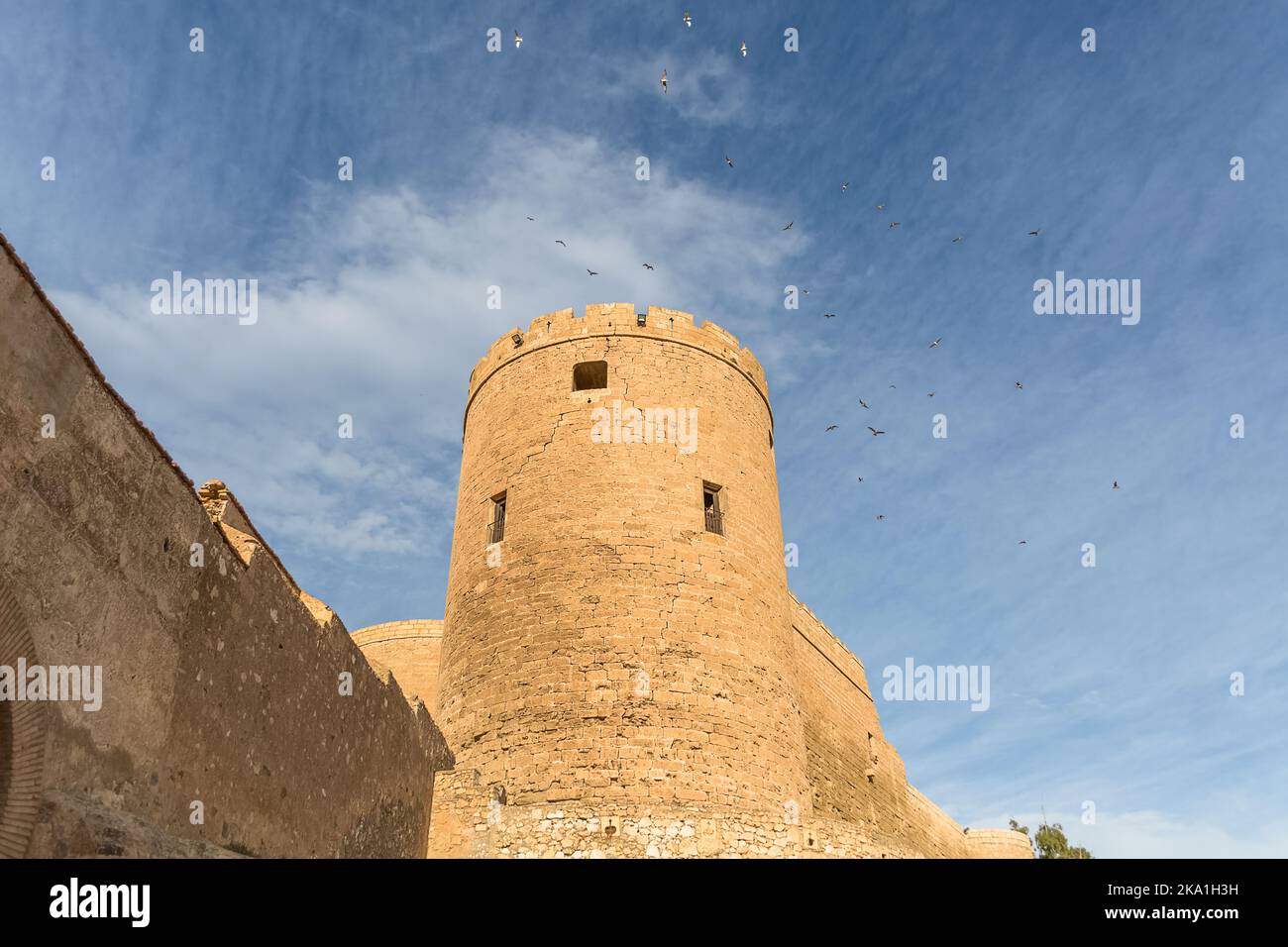 Almeria Spanien - 09 14 2021: Blick auf die Außenfassade Festungsturm an der Alcazaba von Almería, Alcazaba y Murallas del Cerro de San Cristóbal, für Stockfoto