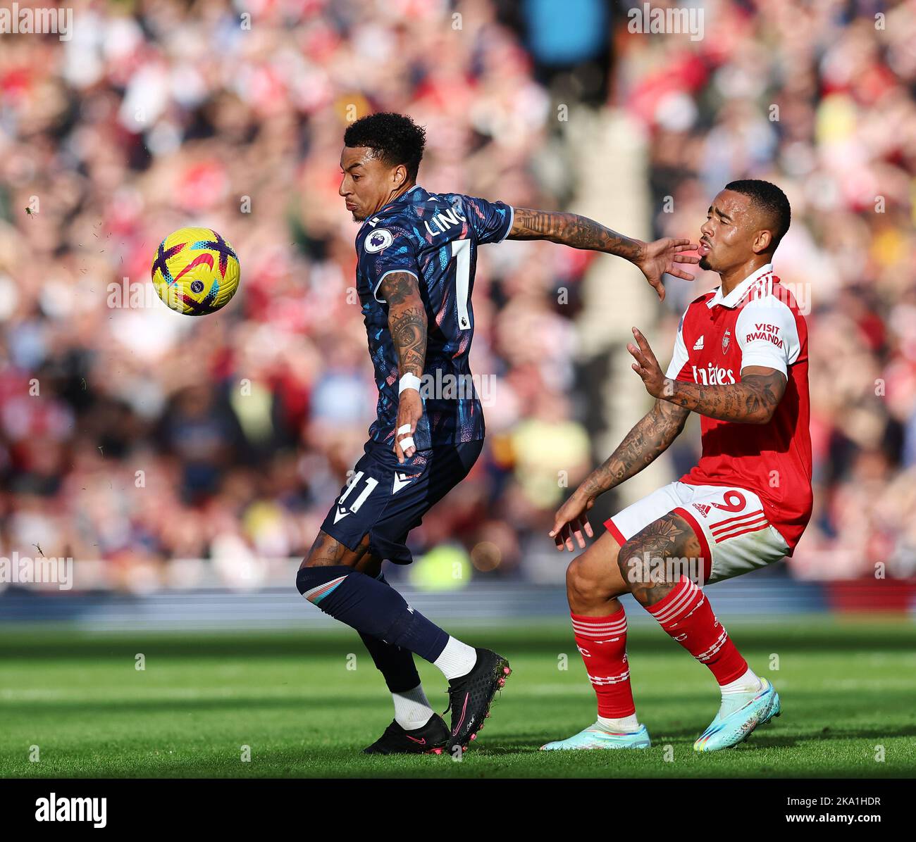 London, Großbritannien. 30. Oktober 2022. Gabriel Jesus von Arsenal mit Jesse Lingard von Nottingham Forest während des Spiels der Premier League im Emirates Stadium, London. Bildnachweis sollte lauten: David Klein/Sportimage Kredit: Sportimage/Alamy Live News Stockfoto