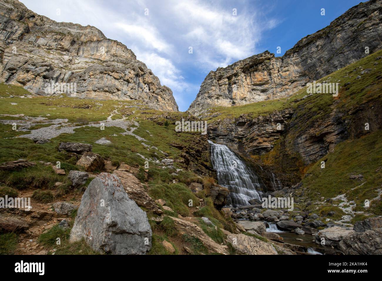 Schöner Wasserfall namens Cola de Caballo am Fluss Arazas im Nationalpark Ordesa y Monte Perdido in den Pyrenäen, Huesca, Spanien Stockfoto