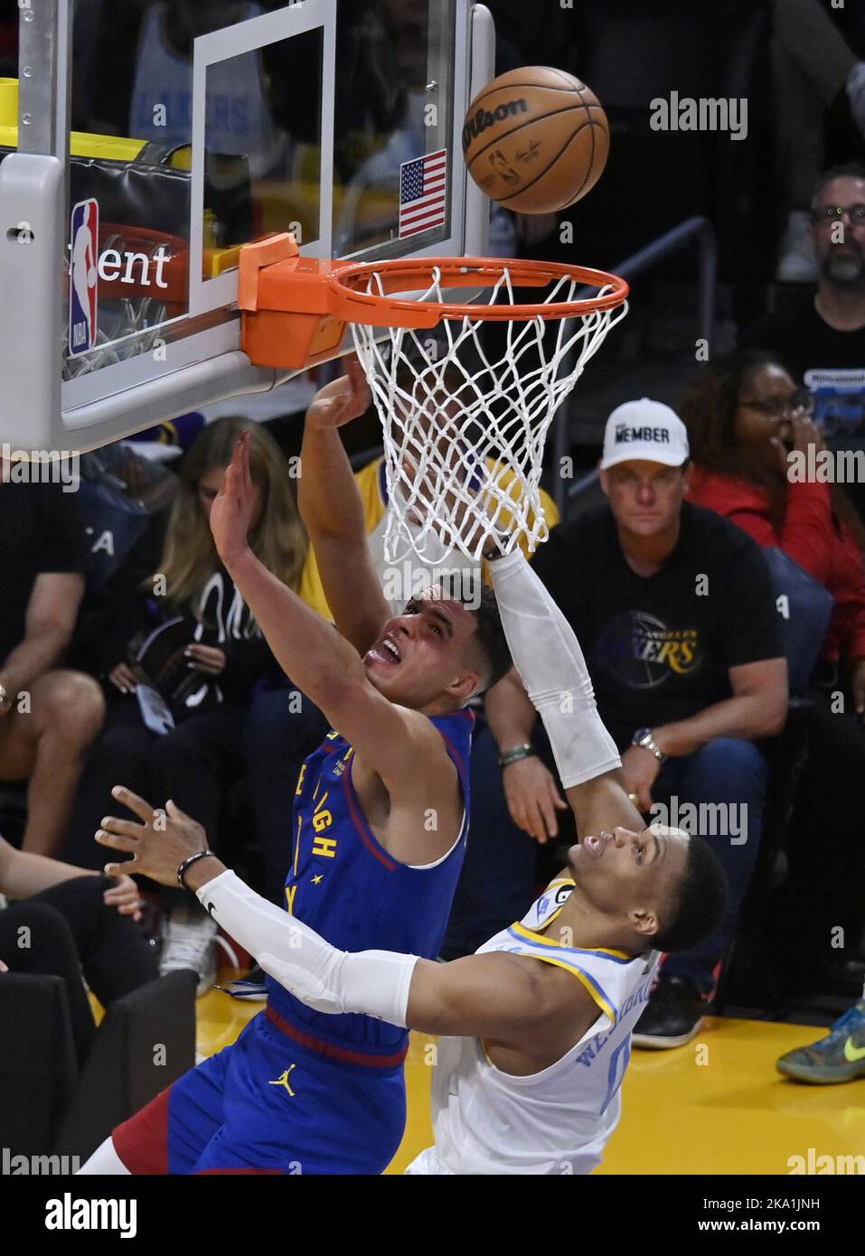 Los Angeles, Usa. 30. Oktober 2022. Denver Nuggets Stürmer Michael Porter Jr. (1) punktet in der zweiten Hälfte ihres NBA-Spiels in der Crypto.com Arena in Los Angeles am Sonntag, den 30. Oktober 2022, auf Russell Westbrook (0) von Los Angeles Lakers. Foto von Jim Ruymen/UPI Credit: UPI/Alamy Live News Stockfoto