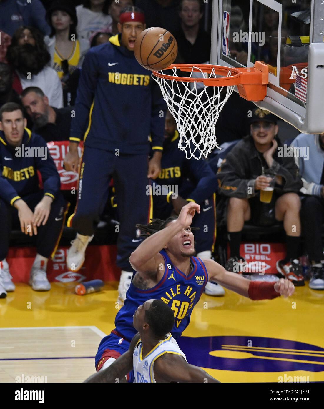 Los Angeles, Usa. 30. Oktober 2022. Denver Nuggets vorne Aaron Gordons (50) Jam springt vom Rand, während ein Los Angeles Lakers Verteidiger am Sonntag, den 30. Oktober 2022, in der ersten Hälfte ihres NBA-Spiels in der Crypto.com Arena in Los Angeles zuschaut. Foto von Jim Ruymen/UPI Credit: UPI/Alamy Live News Stockfoto