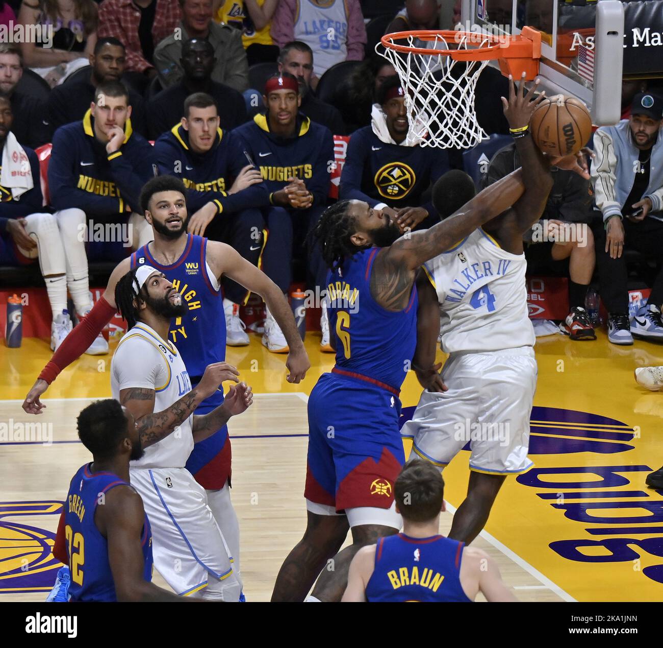 Los Angeles, Usa. 30. Oktober 2022. Denver Nuggets Center DeAndre Jordan (6) fouls Los Angeles Lakers Guard Lonnie Walker Jr. (4) während der zweiten Hälfte ihres NBA-Spiels in der Crypto.com Arena in Los Angeles am Sonntag, den 30. Oktober 2022. Foto von Jim Ruymen/UPI Credit: UPI/Alamy Live News Stockfoto