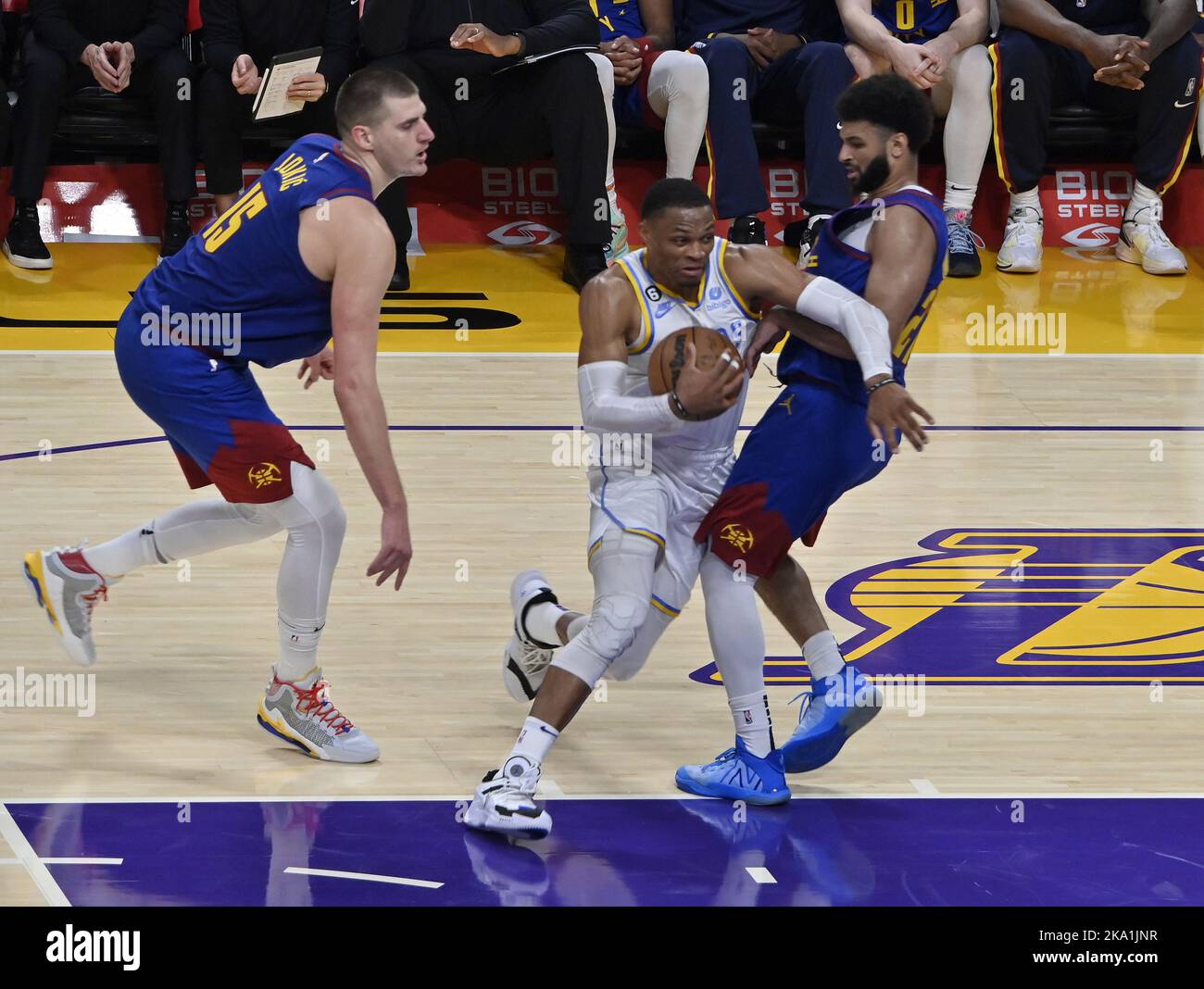 Los Angeles, Usa. 30. Oktober 2022. Los Angeles Lakers Forward Russell Westbrook (0) fährt am Sonntag, den 30. Oktober 2022, in die Crypto.com Arena in Los Angeles gegen die Denver Nuggets. Foto von Jim Ruymen/UPI Credit: UPI/Alamy Live News Stockfoto