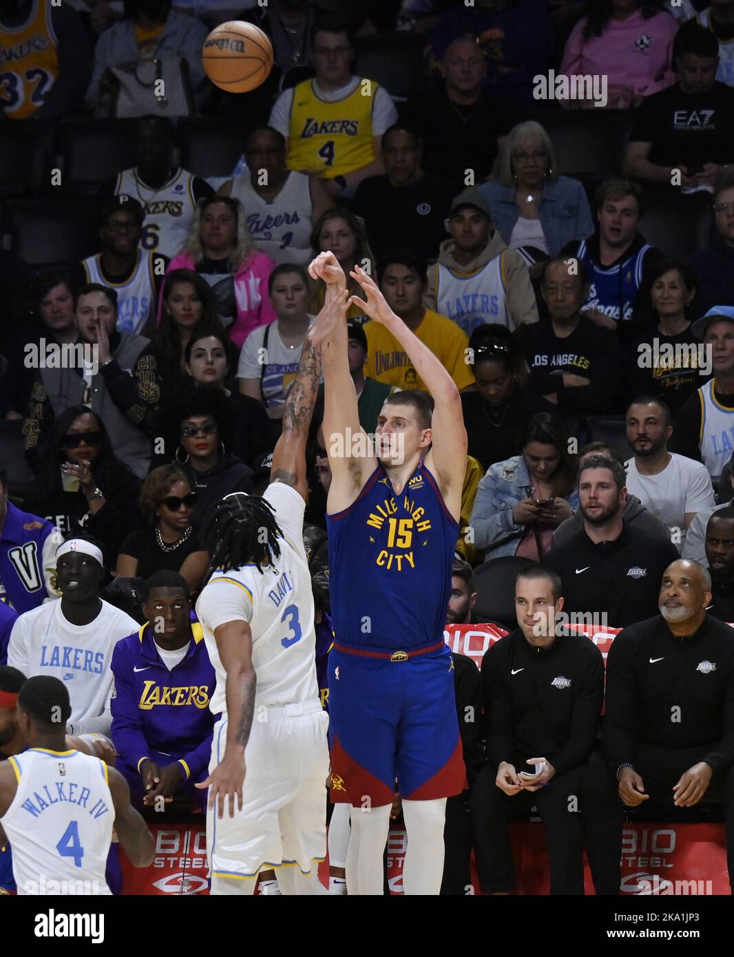 Los Angeles, Usa. 30. Oktober 2022. Das Zentrum von Denver Nuggets Nikola Jokic (15) schießt in der zweiten Hälfte ihres NBA-Spiels in der Crypto.com Arena in Los Angeles am Sonntag, den 30. Oktober 2022, einen Dreizeiger über das Los Angeles Lakers Center Anthony Davis (3). Foto von Jim Ruymen/UPI Credit: UPI/Alamy Live News Stockfoto