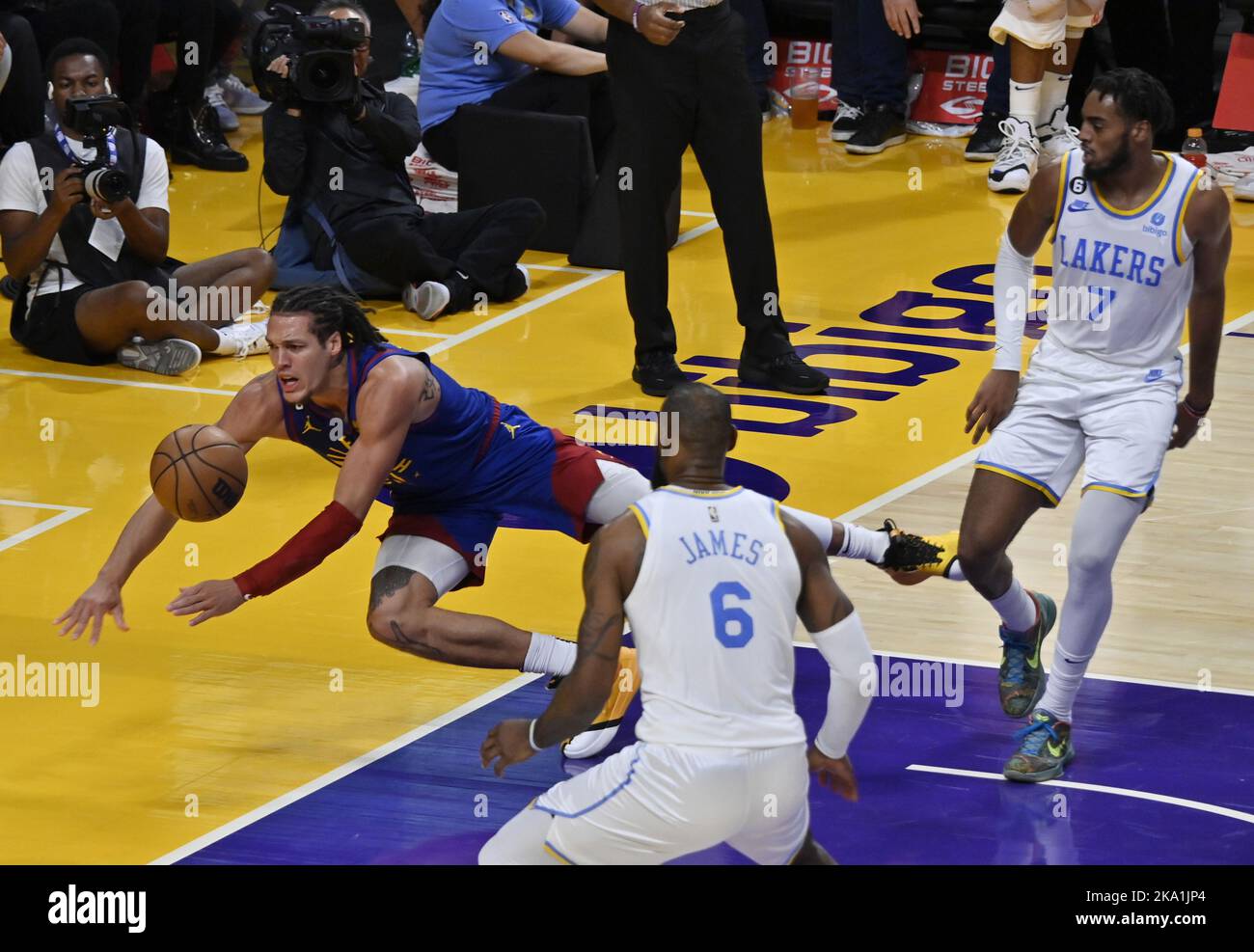 Los Angeles, Usa. 30. Oktober 2022. Denver Nuggets-Stürmer Aaron Gordon (50) verliert den Ball außer Grenzen, nachdem er in der zweiten Hälfte seines NBA-Spiels in der Crypto.com Arena in Los Angeles am Sonntag, den 30. Oktober 2022, von Troy Brown Jr. (7) in der Los Angeles Lakers Forward Fouled wurde. Foto von Jim Ruymen/UPI Credit: UPI/Alamy Live News Stockfoto
