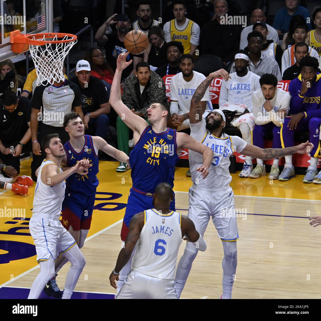 Los Angeles, Usa. 30. Oktober 2022. Los Angeles Lakers Center Anthony Davis (3) fouls Denver Nuggets Center Nikola Jokic in der zweiten Hälfte ihres NBA-Spiels in der Crypto.com Arena in Los Angeles am Sonntag, den 30. Oktober 2022. Foto von Jim Ruymen/UPI Credit: UPI/Alamy Live News Stockfoto