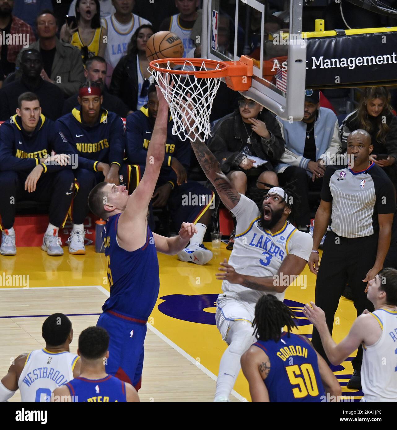 Los Angeles, Usa. 30. Oktober 2022. Denver Nuggets Center Nikola Jokic (15) fouls Los Angeles Lakers Center Anthony Davis (3) in der zweiten Hälfte ihres NBA-Spiels in der Crypto.com Arena in Los Angeles am Sonntag, den 30. Oktober 2022. Foto von Jim Ruymen/UPI Credit: UPI/Alamy Live News Stockfoto
