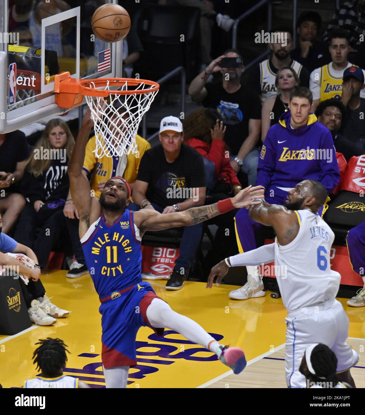 Los Angeles, Usa. 30. Oktober 2022. Denver Nuggets Wache Bruce Gordon (11) punktet in der zweiten Hälfte ihres NBA-Spiels in der Crypto.com Arena in Los Angeles am Sonntag, den 30. Oktober 2022, gegen den Los Angeles Lakers Forward LeBron James (6). Foto von Jim Ruymen/UPI Credit: UPI/Alamy Live News Stockfoto