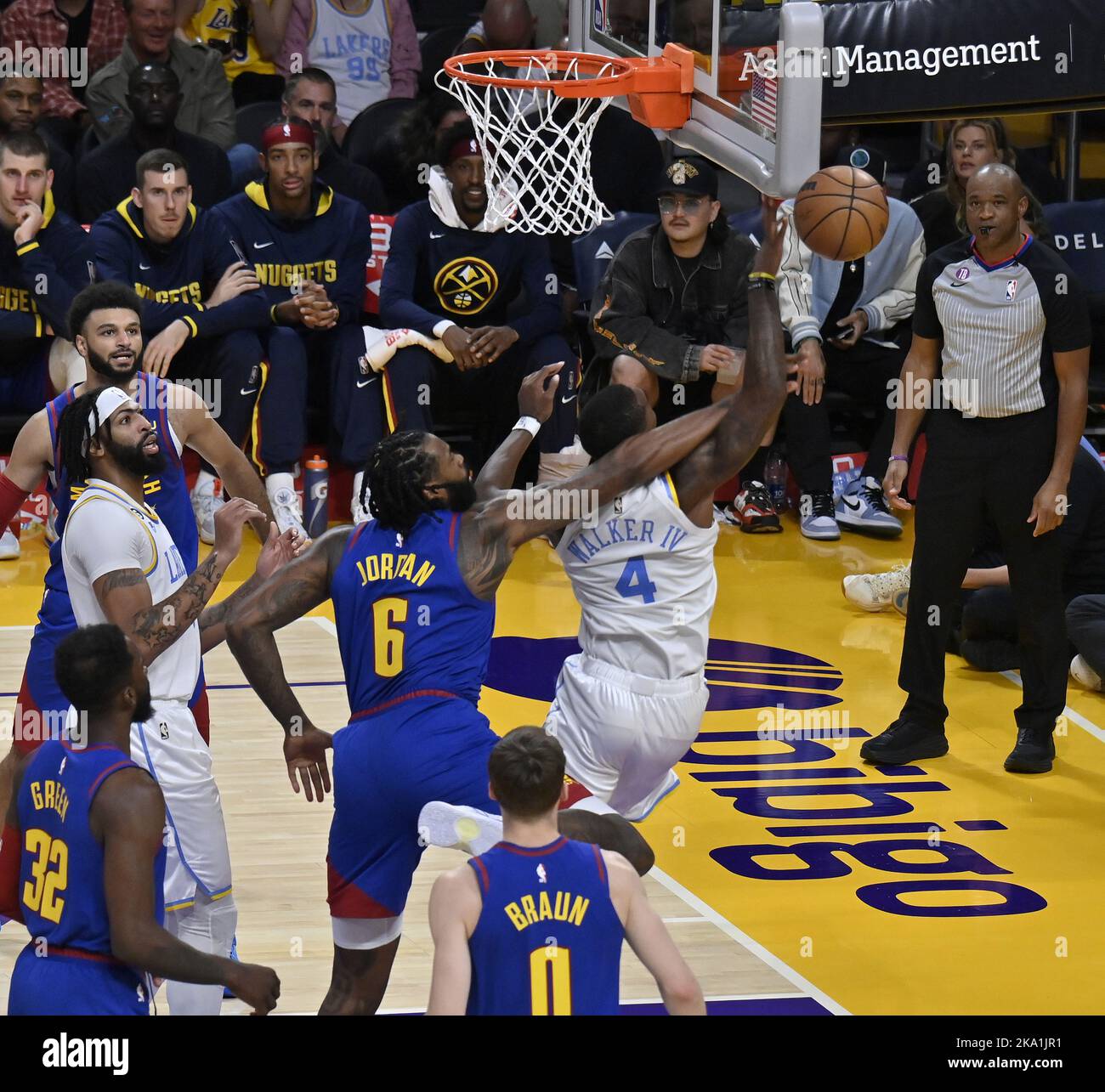 Los Angeles, Usa. 30. Oktober 2022. Denver Nuggets Center DeAndre Jordan (6) fouls Los Angeles Lakers Guard Lonnie Walker Jr.(4) während der zweiten Hälfte ihres NBA-Spiels in der Crypto.com Arena in Los Angeles am Sonntag, den 30. Oktober 2022. Foto von Jim Ruymen/UPI Credit: UPI/Alamy Live News Stockfoto
