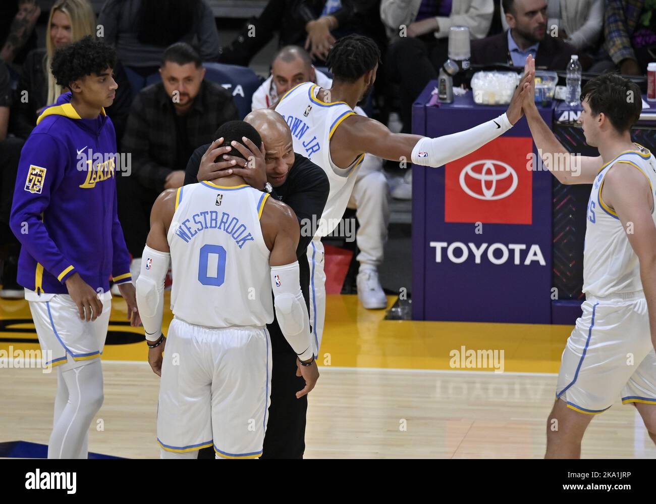 Los Angeles, Usa. 30. Oktober 2022. Los Angeles Lakers-Trainer Darlin Ham umarmt den Wärter Russell Westbrook in der zweiten Hälfte ihres NBA-Spiels gegen die Denver Nuggets in der Crypto.com Arena in Los Angeles am Sonntag, den 30. Oktober 2022. Westbrook beendete das Rennen mit 18 Punkten, acht Rebounds und acht Assists beim ersten Saisonsieg der Lakers. Foto von Jim Ruymen/UPI Credit: UPI/Alamy Live News Stockfoto