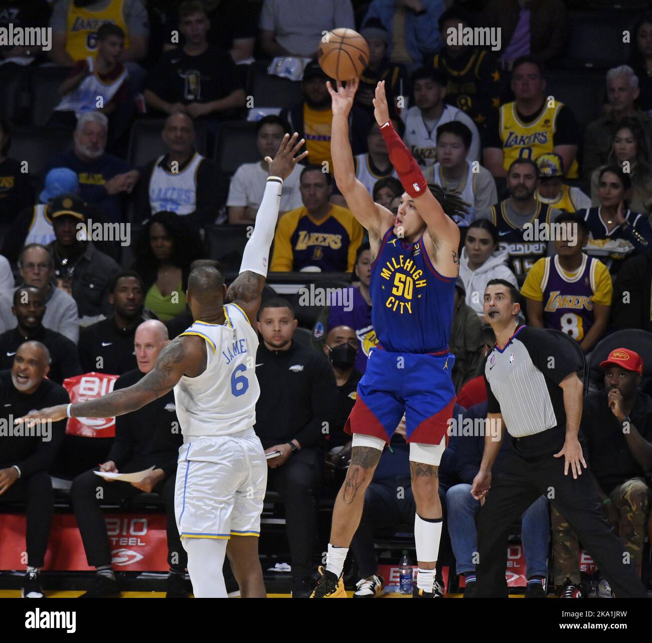Los Angeles, Usa. 30. Oktober 2022. Denver Nuggets-Stürmer Aaron Gordon (50) erzielt in der zweiten Hälfte ihres NBA-Spiels in der Crypto.com Arena in Los Angeles am Sonntag, den 30. Oktober 2022, einen drei-Punkte-Schuss gegen den Los Angeles Lakers-Stürmer LeBron James (6). Foto von Jim Ruymen/UPI Credit: UPI/Alamy Live News Stockfoto