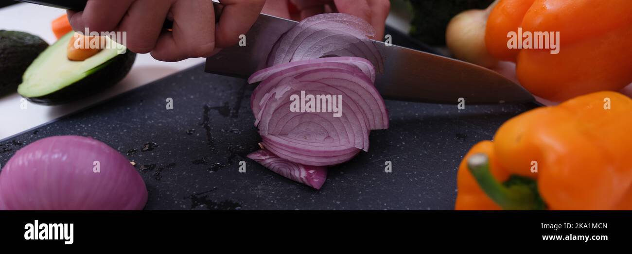 Schneiden von Gemüse rote Zwiebel und gesunde Lebensmittel Stockfoto