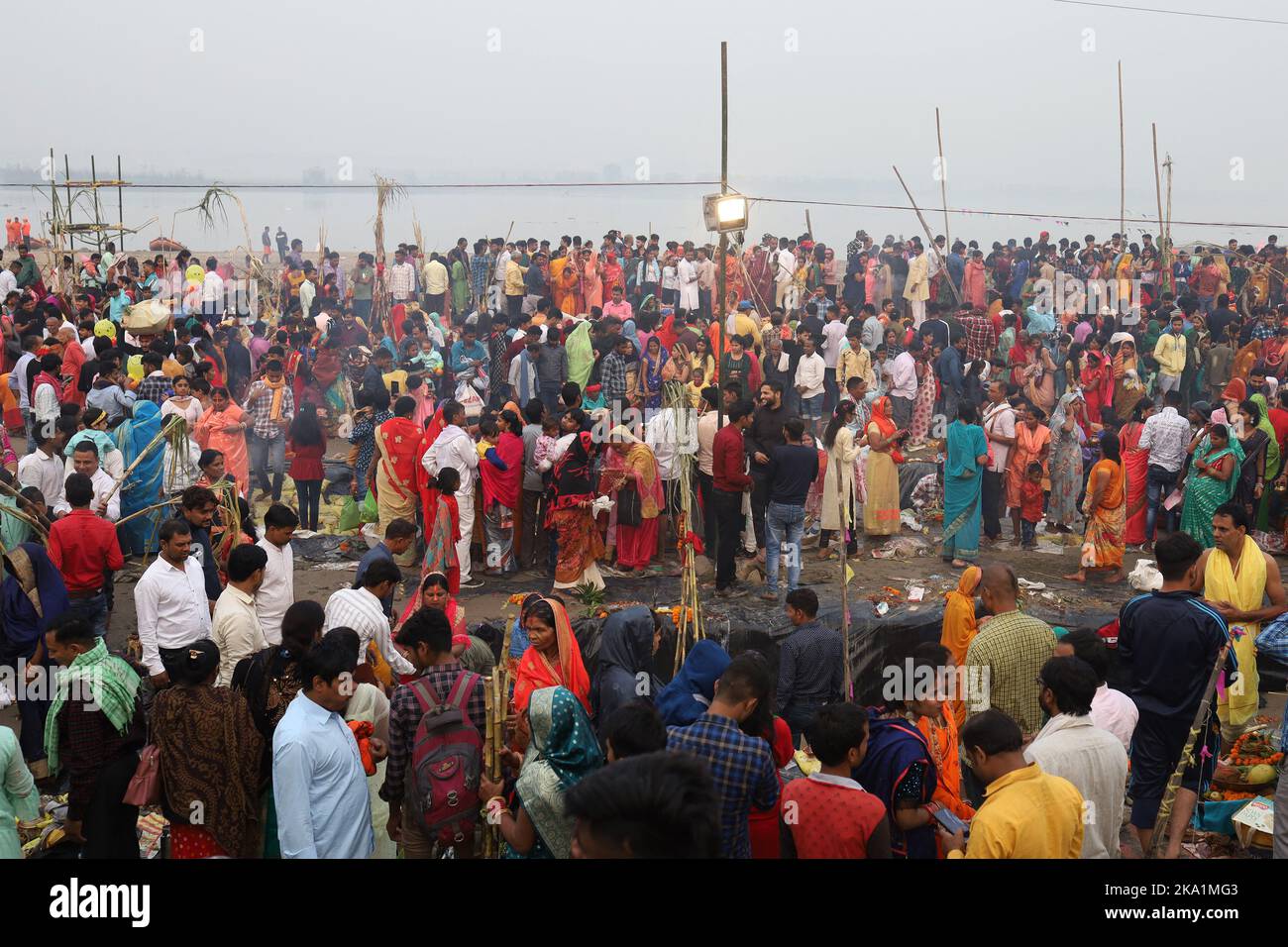 Eifrige Anhänger bieten am letzten Tag des Chhat Puja-Festivals ‘einem provisorischen künstlichen Teich in Sonia Vihar in Neu-Delhi am Montag, den 31. Oktober 2022, Morgendargha an. Chhat Puja ist ein Fest, bei dem eifrige Anhänger in der hinduistischen Religion am Ufer eines Sees oder Flusses zu Lord Sun beten. LT. Gouverneur von Delhi V. K. Saxena hat einige Orte am Ufer des Flusses Yamuna für solche religiösen Aktivitäten benannt, daher stehen eifrige Anhänger vor Schwierigkeiten. Foto von Akash Anshuman/ABACAPRESS.COM Stockfoto