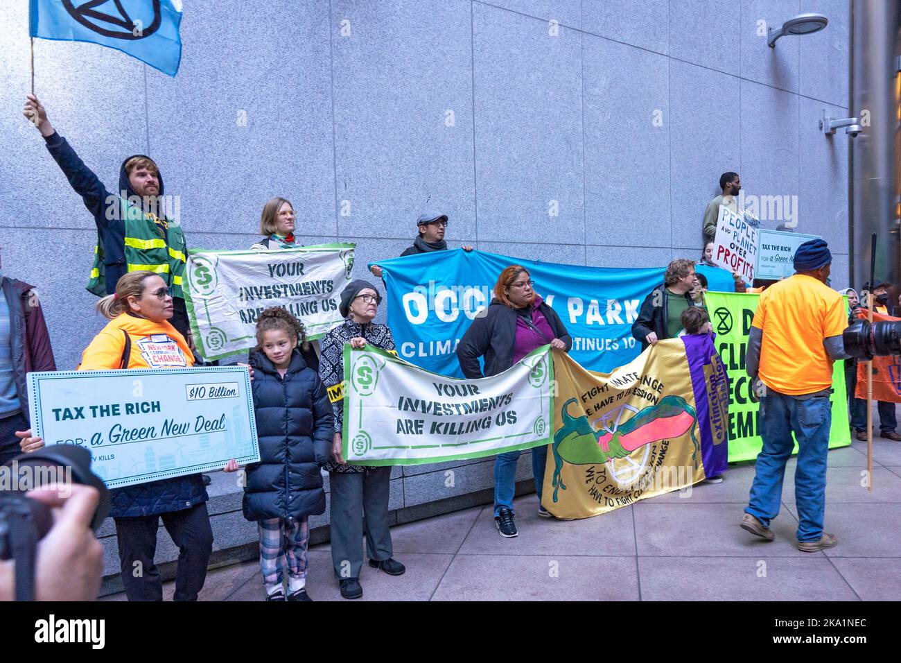 Klimaaktivisten halten während eines Protestes in New York City vor dem Hauptsitz des Finanzinvestitionsunternehmens BlackRock Transparente auf der „Occupy Park Avenue“. Dutzende Klimaaktivisten mit einem großen Banner mit der Aufschrift „Occupy Park Avenue“ und Plakaten, die die fossile Energiewirtschaft anvisierten, marschierten entlang der Park Ave vom neuen Hauptsitz der JPMorgan Chase Bank zum Hauptsitz des Finanzinvestitionsunternehmens BlackRock, um gegen die Investitionen dieser Unternehmen in fossile Energieträger zu protestieren. Sie fordern Klimamaßnahmen und die Gouverneurin Kathy Hochul dazu auf, eine Steuer auf die Reichen zu verwenden, indem sie „Tax the Rich“ singt, um ein „Green New“ zu finanzieren Stockfoto