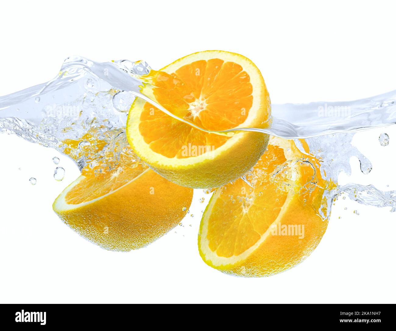 Orangen fallen ins Wasser mit Spritzer auf weißem Hintergrund Stockfoto