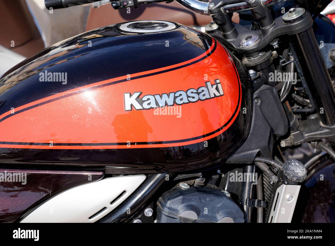 Bordeaux , Aquitaine Frankreich - 25 09 2022 : Kawasaki Text Marke des Motorrades Z900RS 50. Anniversary Klassisches Schild Logo auf japan Motorrad Kraftstofftank d Stockfoto