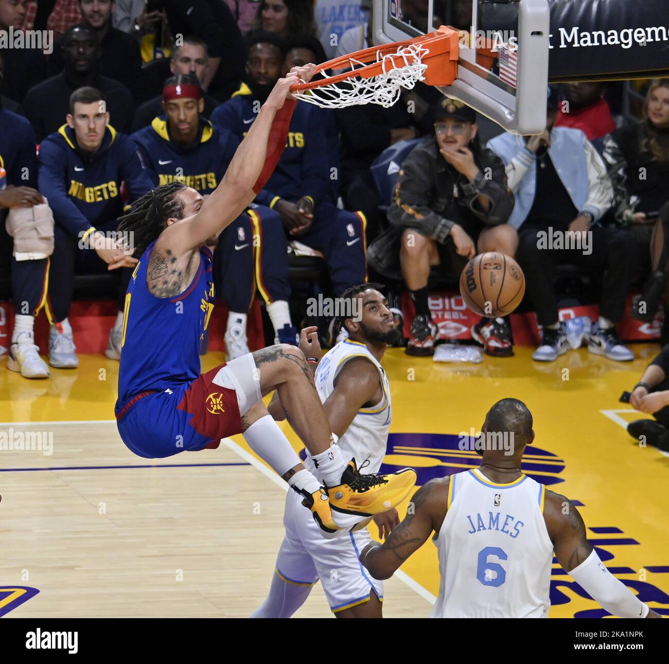 Los Angeles, Usa. 30. Oktober 2022. Denver Nuggets Vorwärts Aaron Gordon (50) jammt über Los Angeles Lakers Vorwärts LeBron James (6) in der ersten Hälfte ihres NBA-Spiels in der Crypto.com Arena in Los Angeles am Sonntag, den 30. Oktober 2022. Foto von Jim Ruymen/UPI Credit: UPI/Alamy Live News Stockfoto