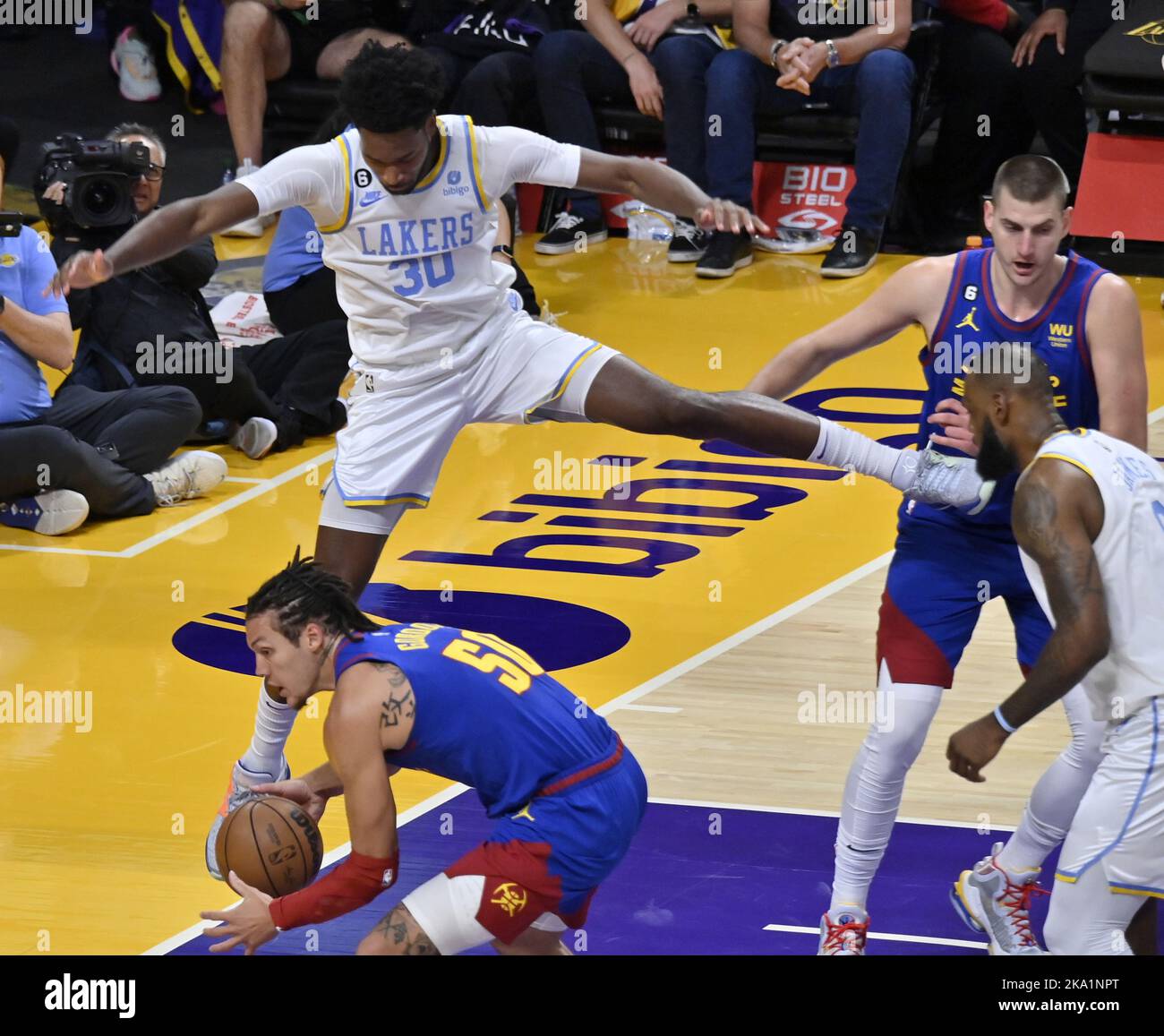 Los Angeles, Usa. 30. Oktober 2022. Denver Nuggets-Stürmer Aaron Gordon (50) steuert den defensiven Rebound über das Los Angeles Lakers Center Damina Jones 30) in der ersten Hälfte ihres NBA-Spiels in der Crypto.com Arena in Los Angeles am Sonntag, den 30. Oktober 2022. Foto von Jim Ruymen/UPI Credit: UPI/Alamy Live News Stockfoto