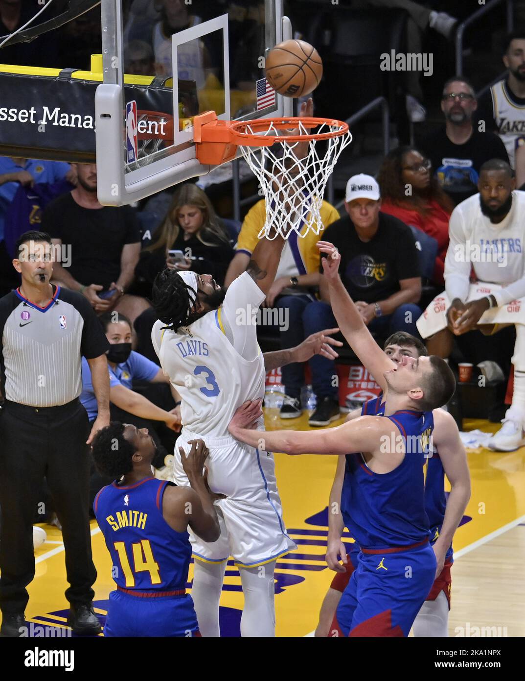 Los Angeles, Usa. 30. Oktober 2022. Los Angeles Lakers Center Anthony Davis (3) wird vom Denver Nuggets Center Nikola Jokic (15) als Fouled-Spieler in der ersten Hälfte ihres NBA-Spiels in der Crypto.com Arena in Los Angeles am Sonntag, den 30. Oktober 2022, auf der Rückseite des Spiels bewertet. Foto von Jim Ruymen/UPI Credit: UPI/Alamy Live News Stockfoto