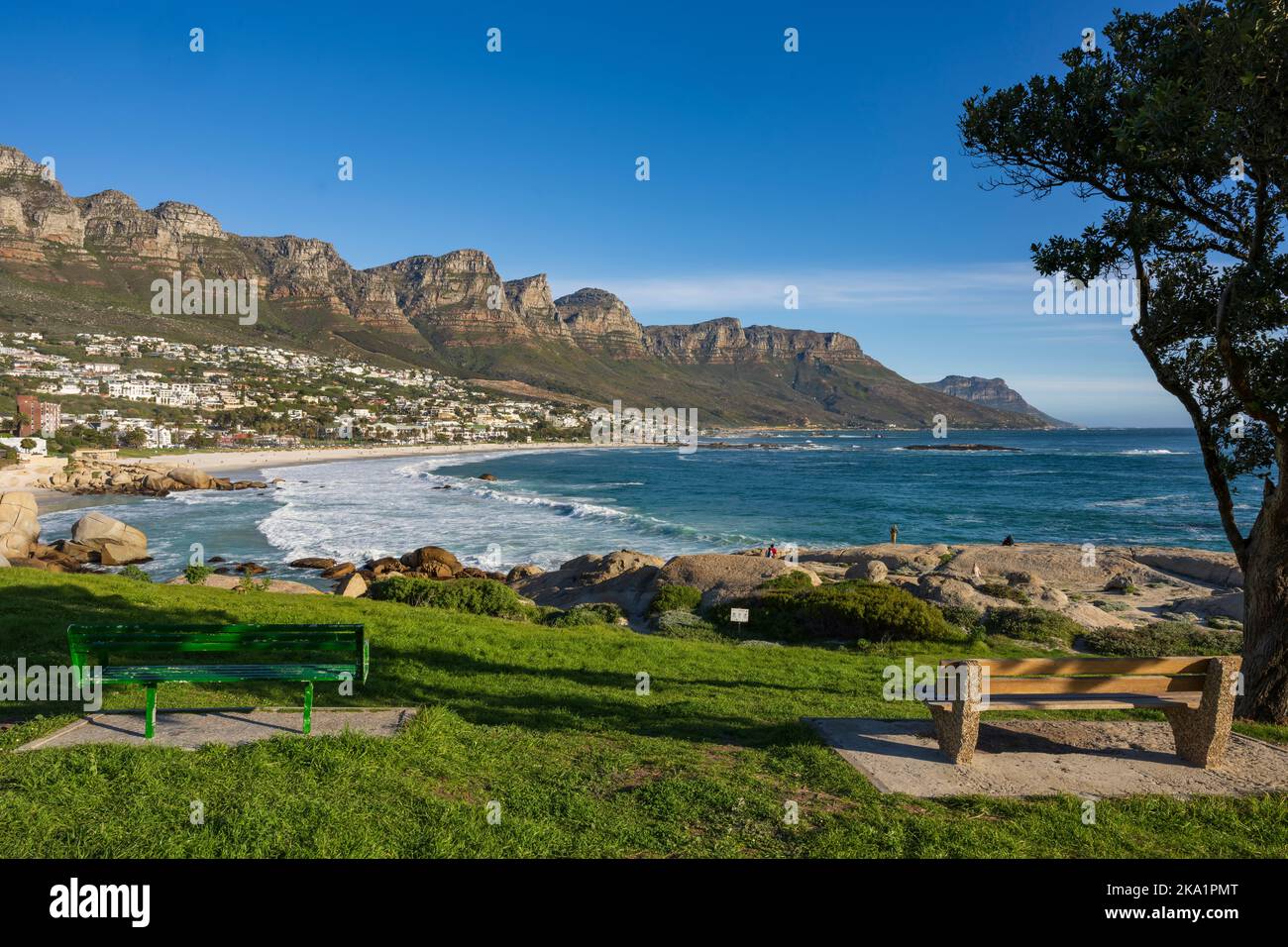 Blick auf den Strand von Camps Bay und Twelve Apostles von der Maidens Cove. Kapstadt, Westkap, Südafrika. Stockfoto