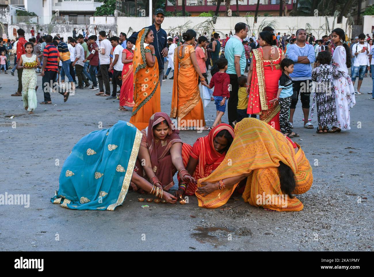 Mumbai, Indien. 30. Oktober 2022. Hinduistische Frauen zünden eine irdne Lampe am Strand von Juhu anlässlich von Chhath Puja in Mumbai an. Eifrige Anhänger, besonders aus den nördlichen Staaten Indiens, beten zum sonnengott (untergehende und aufgehende Sonne), der ihm dafür dankt, dass er das Leben auf der Erde geschenkt hat. Eifrige Anhänger tauchen in die Gewässer und halten sich bei dieser Gelegenheit schnell. Kredit: SOPA Images Limited/Alamy Live Nachrichten Stockfoto