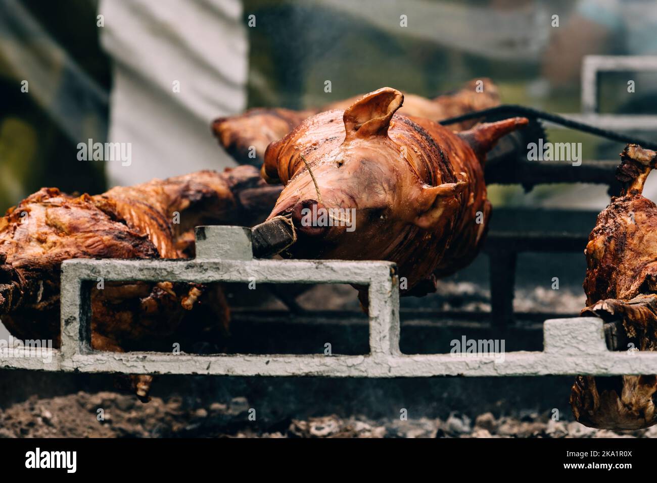 Spieß gebratenes Schwein und Lamm auf traditionellem Outdoor Festival, selektiver Fokus Stockfoto