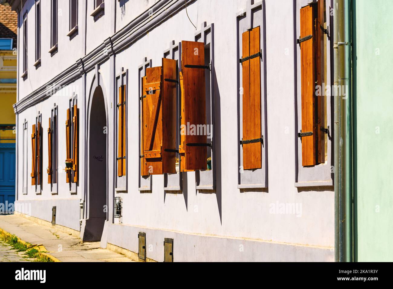 Architektonisches Detail der Innenstadt von Petrovaradin, der historischen Stadt und eines Teils der Stadt Novi Sad in der serbischen Provinz Vojvodina Stockfoto