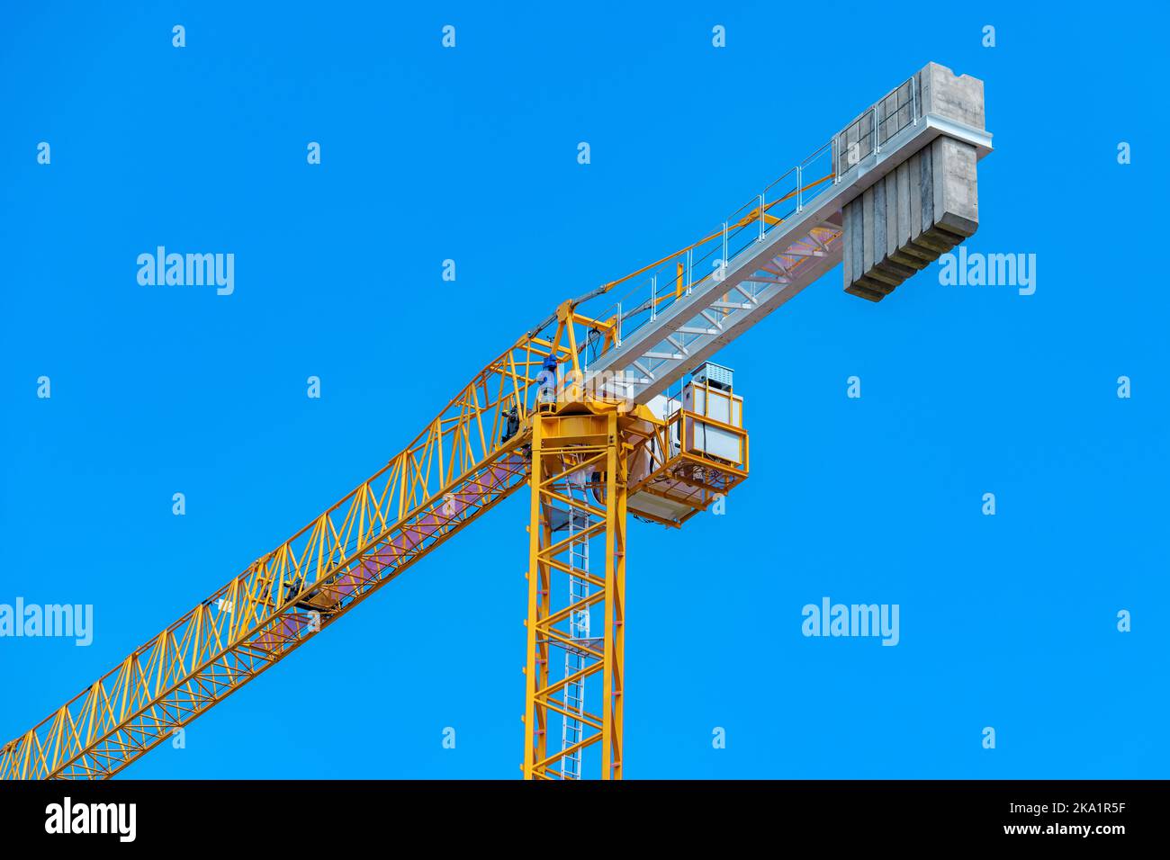 Baukran-Maschinen vor Ort gegen blauen Himmel als Kopierraum Stockfoto