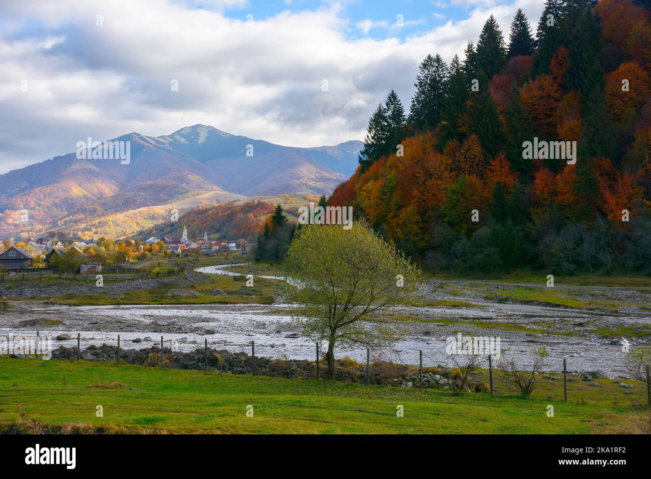 Gelenk des Flusses Tereblya und bradolets. Bergige Landschaft im Herbst Stockfoto