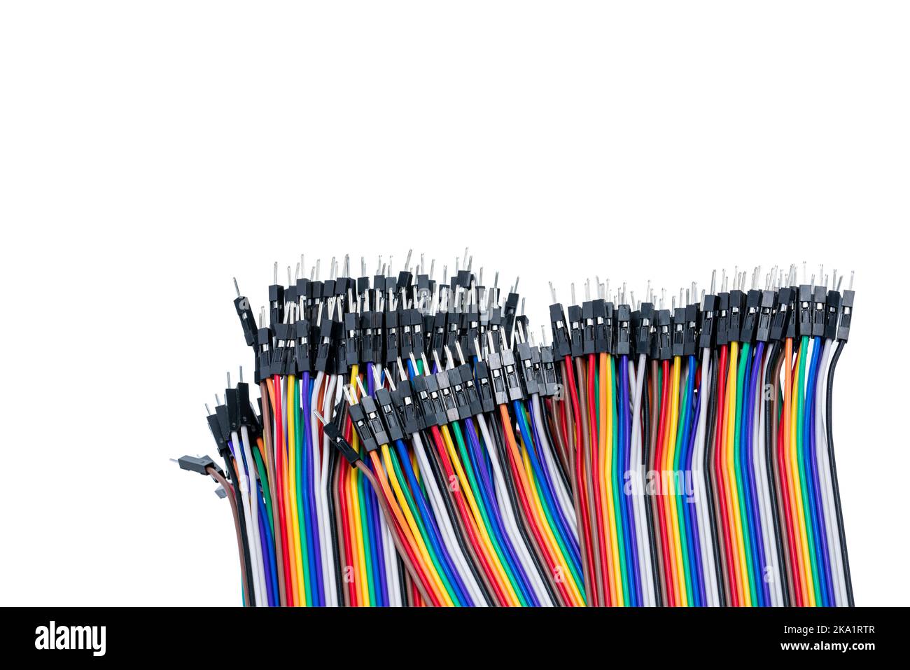 Flachbandkabel oder mehradriges planares Kabel auf weißem Hintergrund. Flachbandkabel mit Stiftsteckern. Mehrfarbiger Flachbandcomputer mit Anschlusskabel. Stockfoto