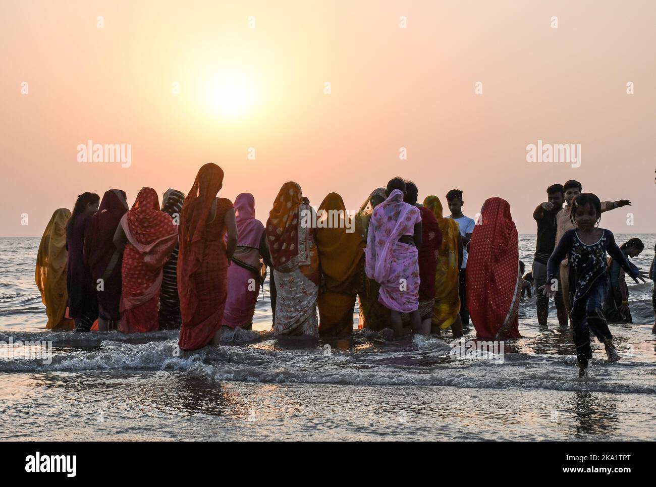 Mumbai, Indien. 30. Oktober 2022. Hinduistische Frauen stehen im Wasser, um anlässlich des Chhath Puja in Mumbai zur untergehenden Sonne am Strand von Juhu zu beten. Eifrige Anhänger, besonders aus den nördlichen Staaten Indiens, beten zum sonnengott (untergehende und aufgehende Sonne), der ihm dafür dankt, dass er das Leben auf der Erde geschenkt hat. Eifrige Anhänger tauchen in die Gewässer und halten sich bei dieser Gelegenheit schnell. (Foto von Ashish Vaishnav/SOPA Images/Sipa USA) Quelle: SIPA USA/Alamy Live News Stockfoto