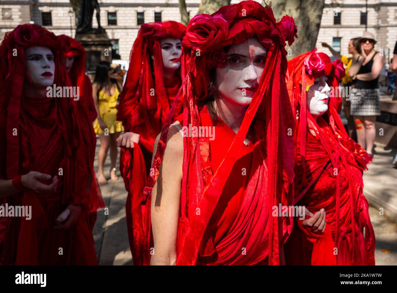London, Großbritannien. 21. April 2019. Rot getupfte Demonstranten mit weiß gestrichenen Gesichtes inszenieren in Whitehall einen Performance-Kunstprotest zur Unterstützung des Climate Extinction Stockfoto