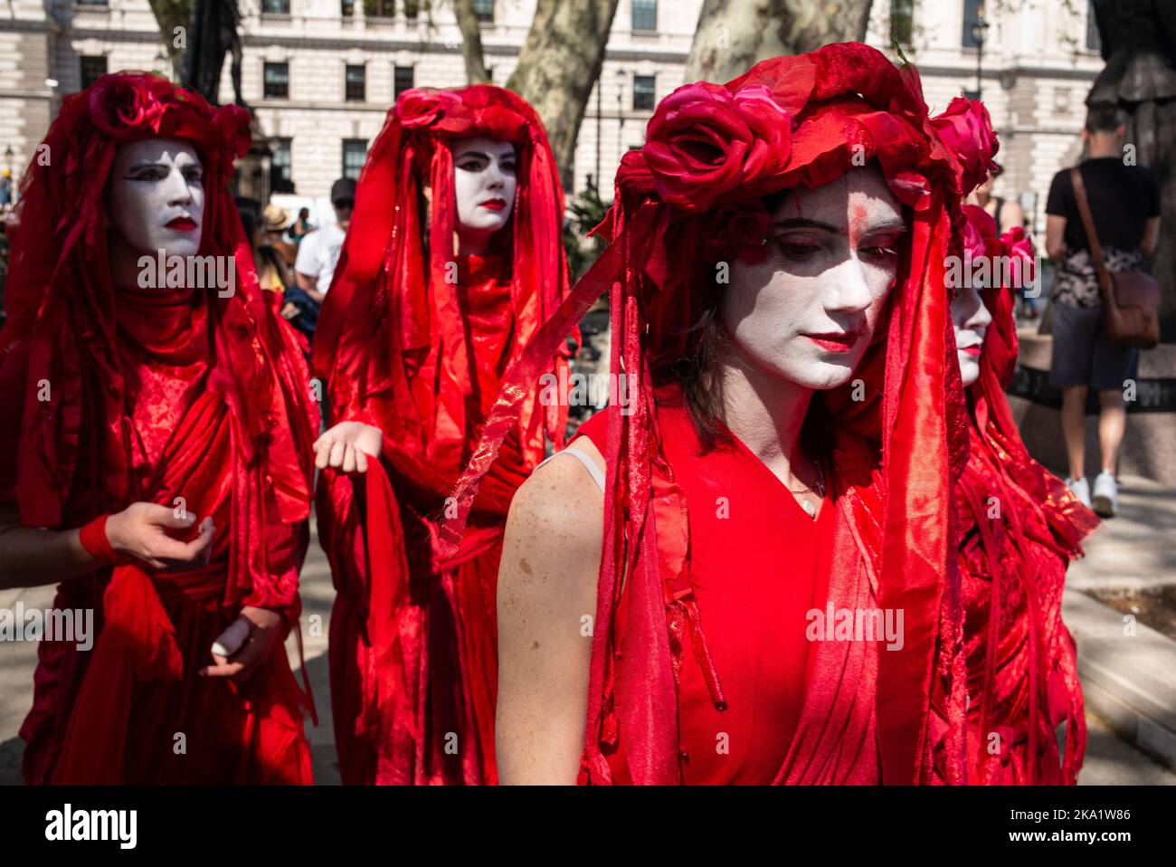 London, Großbritannien. 21. April 2019. Rot getupfte Demonstranten mit weiß gestrichenen Gesichtes inszenieren in Whitehall einen Performance-Kunstprotest zur Unterstützung des Climate Extinction Stockfoto