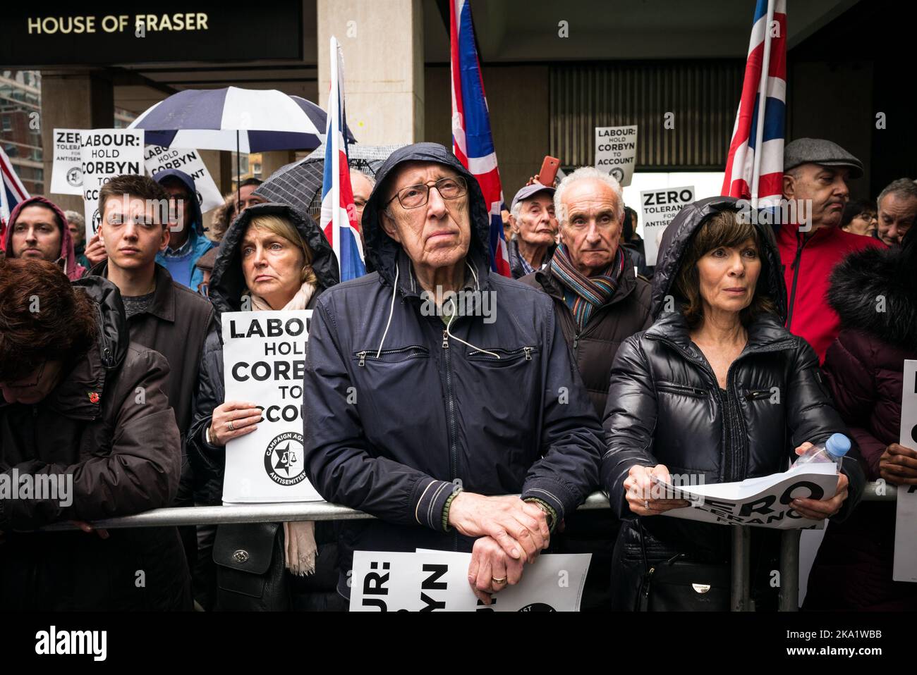 London, Großbritannien. April 8 2018. Demonstranten, die sich in der britischen Labour Party außerhalb des Hauptquartiers der Labour Party in Southside, Victoria Street, gegen den Antisemitismus einsetzen. Stockfoto