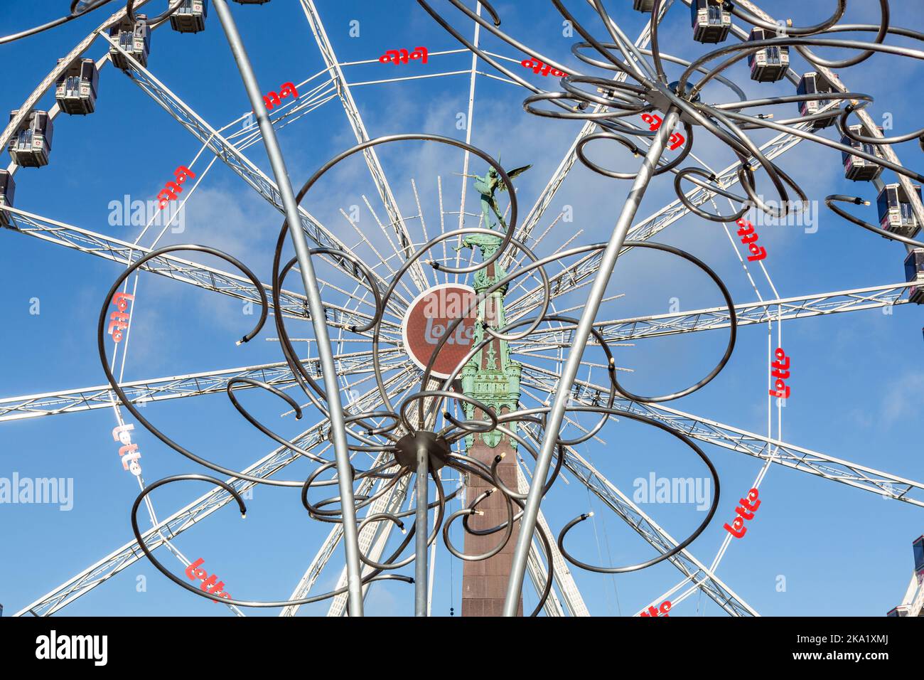 Dekorative Pylons mit Lampenfassung vor dem Brouckère-Brunnen und dem Riesenrad anlässlich des Weihnachtsmarktes in Brüssel Stockfoto