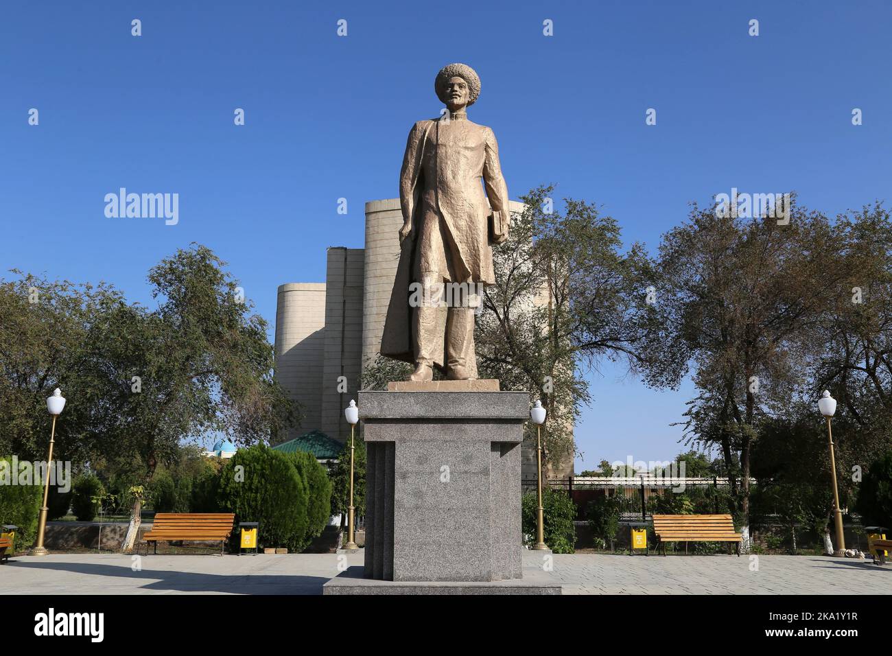 Statue des Dichters Avaz Otar (1884-1919), Najmidin Kubro Street, Dishon Kala (äußere Festung), Khiva, Provinz Khorezm, Usbekistan, Zentralasien Stockfoto