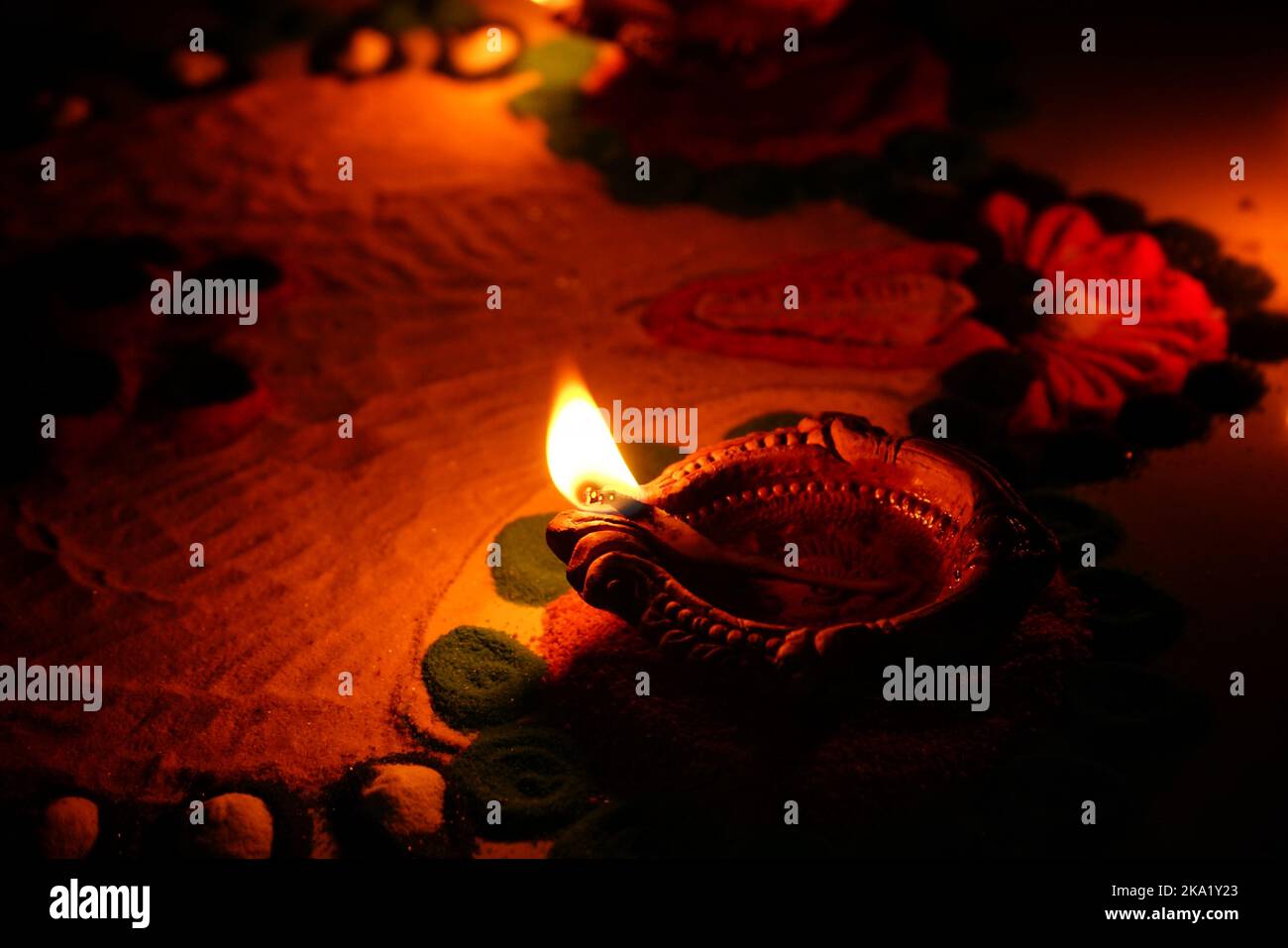 Diwali Ohrlampe mit Hintergrund Rangoli. Stockfoto