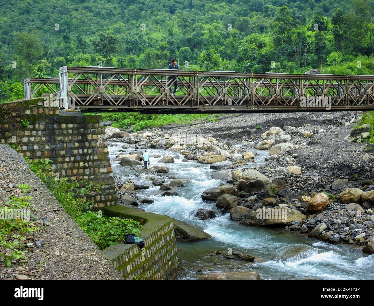 August 22. 2018. Dehradun City Indien. Kleine Brücke über den Fluss Kali Gad, der ein Nebenfluss des Song Flusses am berühmten Touristenziel Sahasrad ist Stockfoto