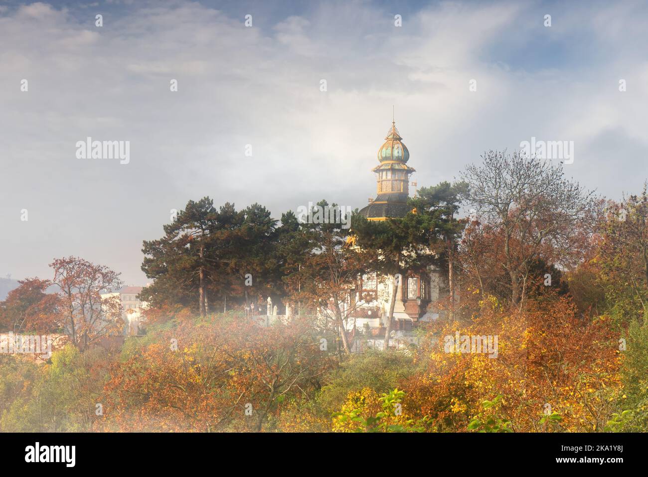 Prag - 30. Oktober: Blick auf den Pavillon von Hanavský, der am 30. November 2022 am Ufer der Moldau in Prag, Tschechien, aus dem Morgennebel aufsteigt. Stockfoto